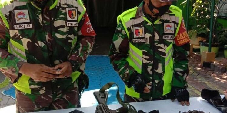 Warga Temukan Dua Pucuk Senpi Beserta Puluhan Amunisi Aktif