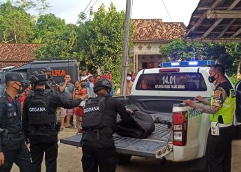 Jibom Gegana saat mengevakuasi granat nanas dari pemukiman warga