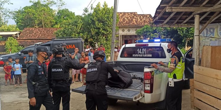 Jibom Gegana saat mengevakuasi granat nanas dari pemukiman warga