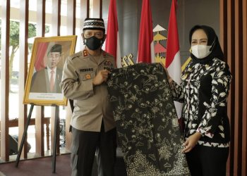 Winarti Berikan Cinderamata Kepada Kapolda Lampung