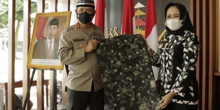 Winarti Berikan Cinderamata Kepada Kapolda Lampung