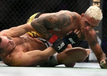Menang TKO, Charles Oliviera Jadi Juara Baru di UFC 262