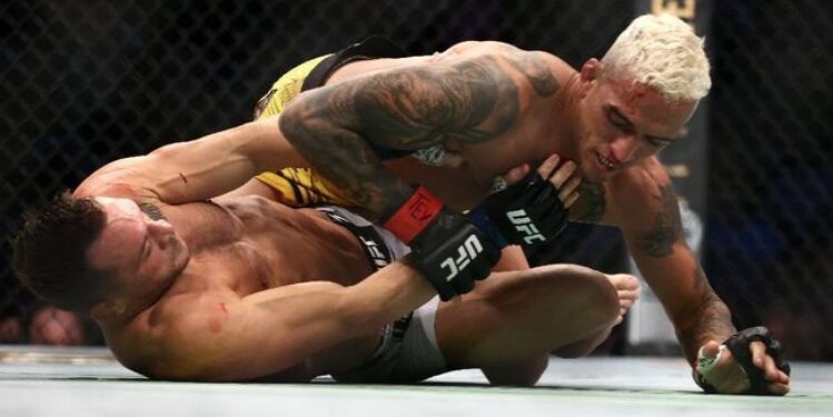 Menang TKO, Charles Oliviera Jadi Juara Baru di UFC 262