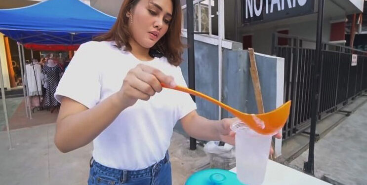 Jualan Es Kelapa di Pinggir Jalan, Ini Kata Intan Ratna Juwita