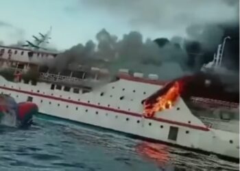 KM Karya Indah Yang Membawa Ratusan Penumpang Terbakar di Laut