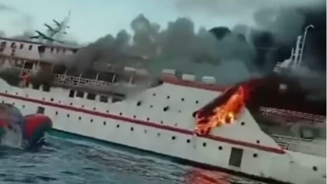 KM Karya Indah Yang Membawa Ratusan Penumpang Terbakar di Laut