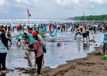 Viral! Pantai Pangandaran Jadi Lautan Wisatawan