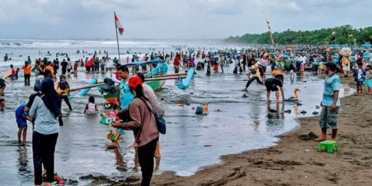 Viral! Pantai Pangandaran Jadi Lautan Wisatawan