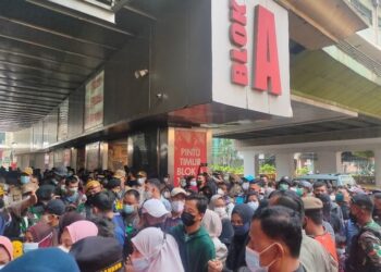 Pengunjung Pasar Tanah Abang Membludak Lebihi Kapasitas, Satgas Covid-19 Kewalahan