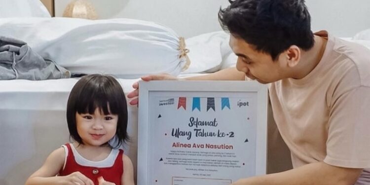 Raditya Dika Berikan Kado Spesial di Ulang Tahun Putrinya