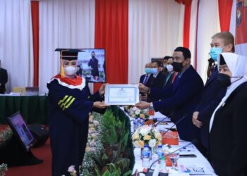 Winarti Raih Gelar Doktor Dengan Predikat Cumlaude