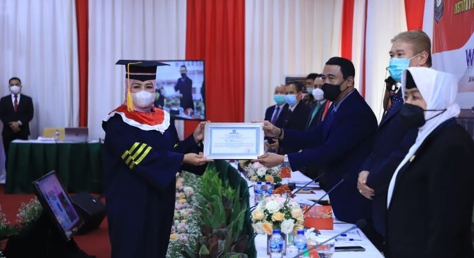 Winarti Raih Gelar Doktor Dengan Predikat Cumlaude