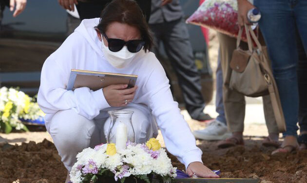 Tangis Pilu Amanda Manopo Peluk Foto Ibunda di Pemakaman