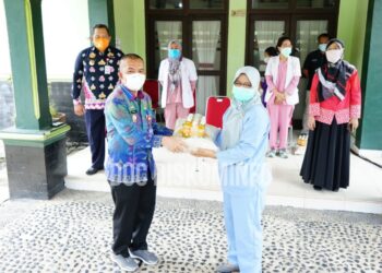 Selain Berikan Bantuan, Winarti Juga Sampaikan Ini Kepada Nakes