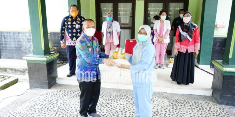 Selain Berikan Bantuan, Winarti Juga Sampaikan Ini Kepada Nakes