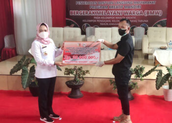 Selain Serahkan Bantuan Program Kreatif Mandiri BMW, Winarti Juga Berikan Gerobak Dorong dan Kursi Roda
