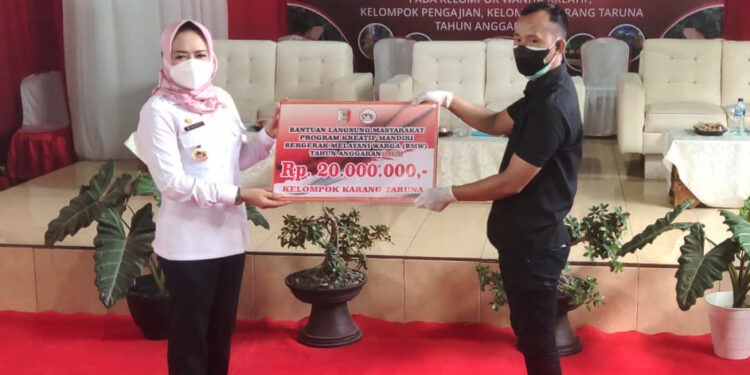 Selain Serahkan Bantuan Program Kreatif Mandiri BMW, Winarti Juga Berikan Gerobak Dorong dan Kursi Roda