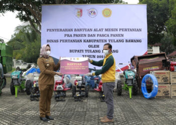 Serahkan Secara Simbolis Bantuan Peralatan Pertanian Modern, Winarti Sampaikan Ini