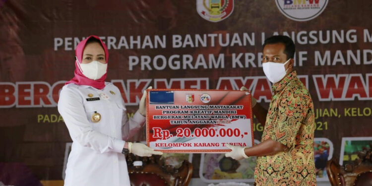 Winarti Gelontorkan Bantuan Langsung Sebesar Rp 1,86 Miliar Untuk Tiga Kecamatan