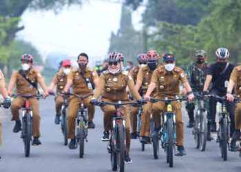 Aksi Unik Winarti Tinjau Langsung PTM Hari Pertama