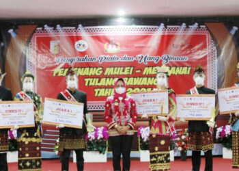 Pemenang Mulei Menganai Terima Piala dan Uang Pembinaan Dari Winarti