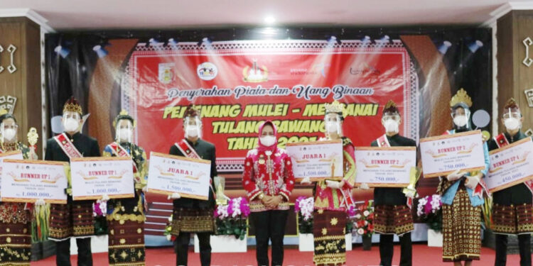 Pemenang Mulei Menganai Terima Piala dan Uang Pembinaan Dari Winarti