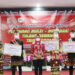 Pemenang Mulei Menganai Terima Piala dan Uang Pembinaan Dari Winarti