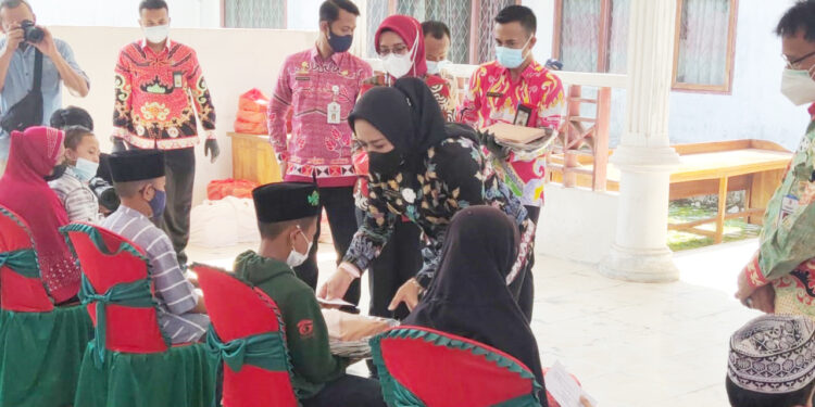 Patut Ditiru, Winarti Berikan Bansos dan Uang Santunan Kepada Ratusan Anak Yatim Piatu
