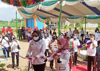 Usai Resmikan Balai Kampung dan Taman Sorga, Winarti Berikan Bantuan Rp 65 Juta