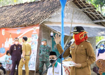 Winarti Berikan Uang Rp 10 Juta Kepada Warga Penerima Program Bedah Rumah