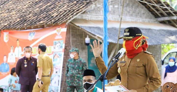 Winarti Berikan Uang Rp 10 Juta Kepada Warga Penerima Program Bedah Rumah