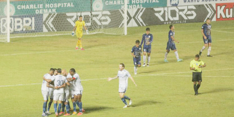 Persib Bandung ke Puncak Klasemen Liga 1 Usai Bekuk PSIS Semarang