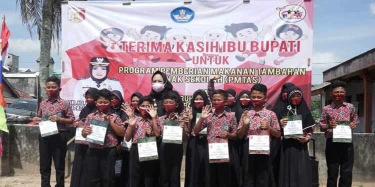 Winarti Serahkan Bantuan Realisasi 25 Program BMW Bidang Pendidikan, Ini Rinciannya