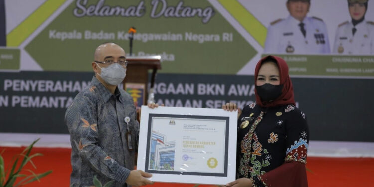 Winarti Terima Penghargaan BKN Award 2021