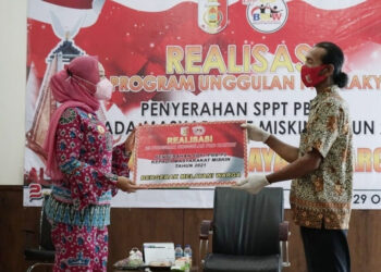 Winarti Serahkan 6.067 SPPT PBB-P2 Untuk Masyarakat Miskin