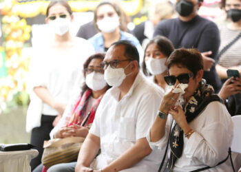 Air Mata Nurul Arifin Tumpah Saat Pemakaman Putrinya