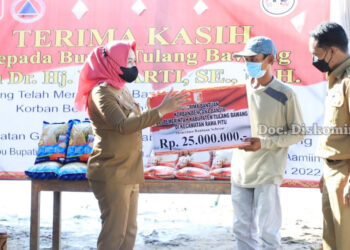 Winarti Serahkan Bantuan Untuk Warga Terdampak Banjir di Tiga Kecamatan