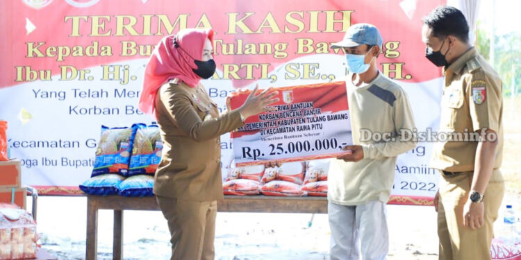 Winarti Serahkan Bantuan Untuk Warga Terdampak Banjir di Tiga Kecamatan