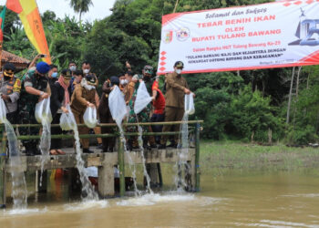 Sambut HUT Tulang Bawang ke-25, Winarti Tebar 25 Ribu Benih Ikan