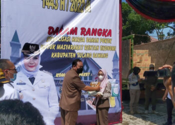 Bupati Winarti Gelontorkan 2000 Paket Sembako Untuk 4 Kelurahan