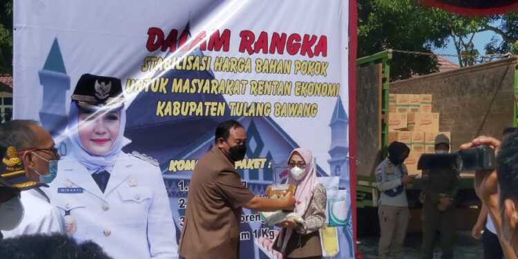 Bupati Winarti Gelontorkan 2000 Paket Sembako Untuk 4 Kelurahan