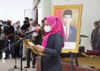 Lantik 49 Kakam, Bupati Winarti: Kelola DD Secara Profesional