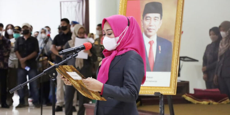 Lantik 49 Kakam, Bupati Winarti: Kelola DD Secara Profesional