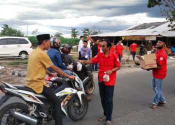 MGG Tulang Bawang Bagikan Ratusan Takjil, Ridho: Menyadarkan Kita Untuk Memberi Pada Sesama