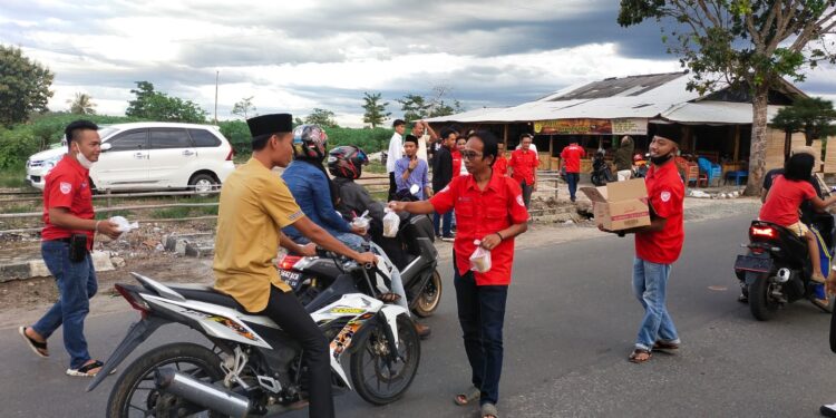 MGG Tulang Bawang Bagikan Ratusan Takjil, Ridho: Menyadarkan Kita Untuk Memberi Pada Sesama