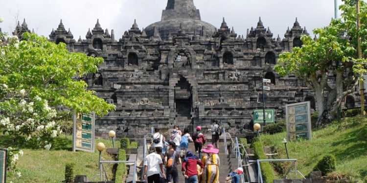 Harga Tiket Masuk Tetap Sama, Yang Jadi Rp 750 Ribu Naik Candi Borobudur