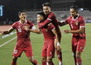 Pesepak bola Timnas Indonesia Dendy Sulistyawan (kedua kiri) bersama rekan setimnya merayakan gol yang dicetaknya ke gawang Timnas Filipina dalam laga lanjutan Grup A Piala AFF 2022