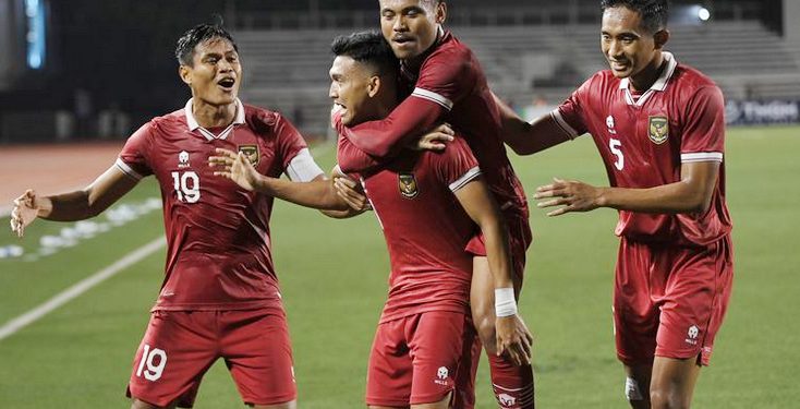 Pesepak bola Timnas Indonesia Dendy Sulistyawan (kedua kiri) bersama rekan setimnya merayakan gol yang dicetaknya ke gawang Timnas Filipina dalam laga lanjutan Grup A Piala AFF 2022