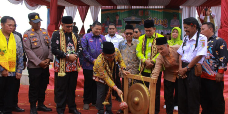 Hadiri Launcing Kampung Sadar Kerukunan, Pj. Bupati Tulang Bawang Perkenalkan Brand Andalan