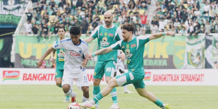 Duel Persebaya vs Arema Diwarnai Gol Bunuh Diri dan Kartu Merah